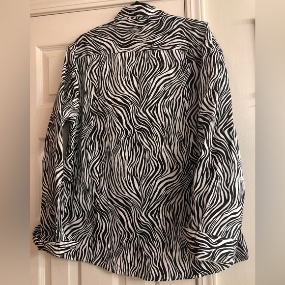 Trending over sized shirt - Picture 3 of 4